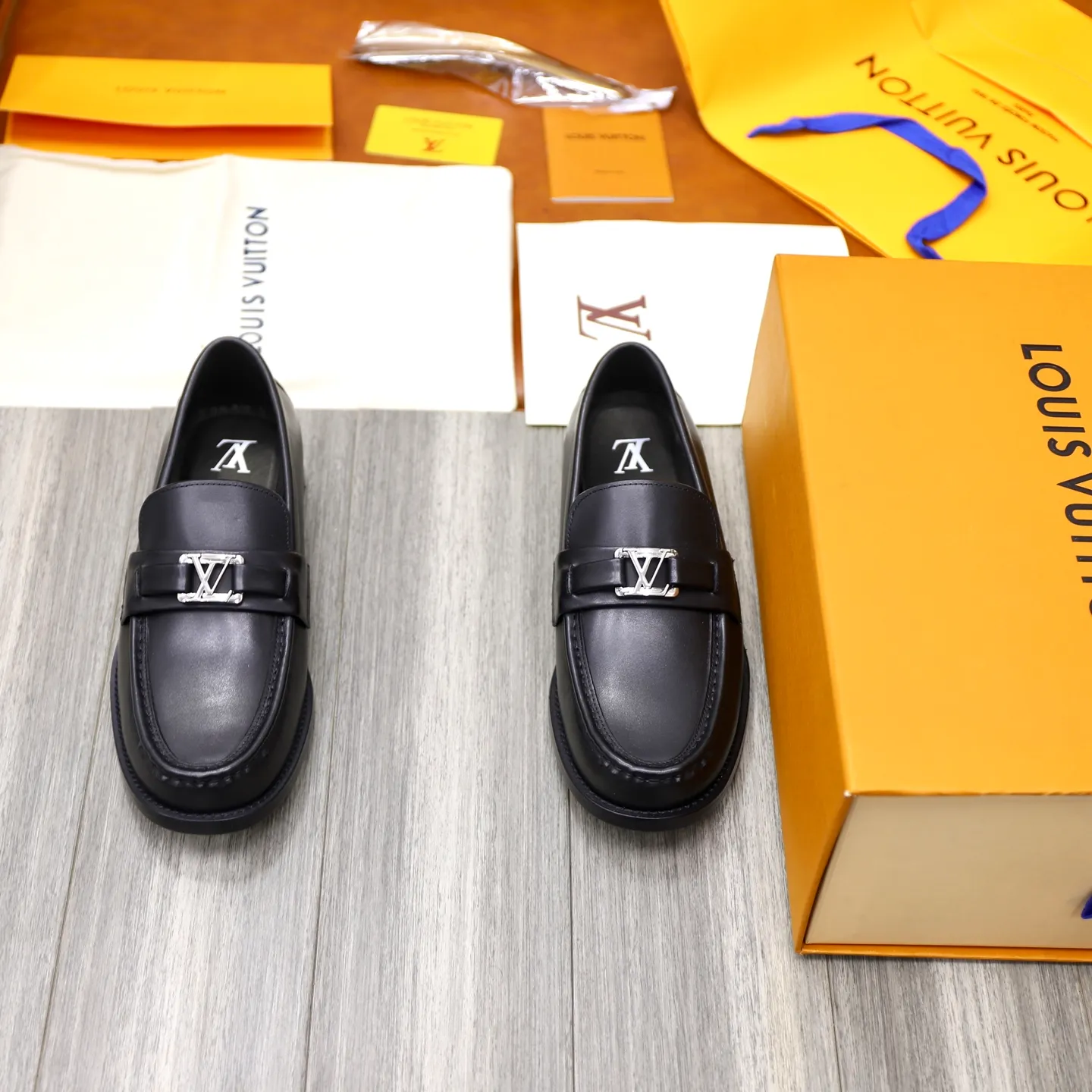 Men's shoes 💰: 💰900LV Louis Vuitton slip-on loafers, top quality products produced in Dongguan, ready for sale! This LV Glove loafer is made of selected soft cowhide, with a slightly wrinkled leather surface and a very high-end texture. Each pair is unique. The leather surface is light and soft, with a fine texture and good luster. It is a classic loafer style, with exquisite handmade mark stitching on the toe, and a square toe configuration to highlight the classic style. The horizontal band has hot-printed LV three-dimensional letters, semi-solid handcrafts and a genuine leather outsole, and a rubber patch on the heel to create wear-resistant performance and comfort. One of the must-have loafers for men! Comes with full original packaging! Code number: 38-39-40-41-42-43-44 (38, 45, 46 customized) standard leather shoe code